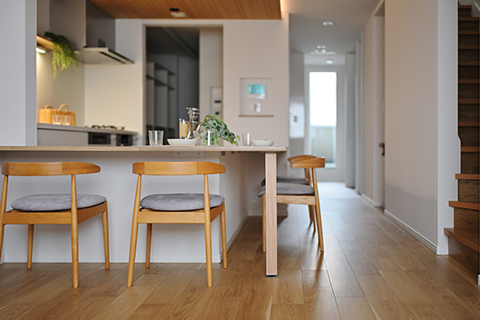 キッチンの造作ダイニングテーブルがお気に入り