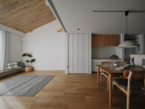 勾配天井の2階リビングとロフトがある暮らし